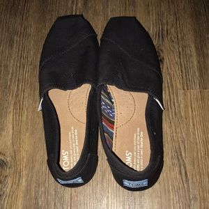 Black TOMS